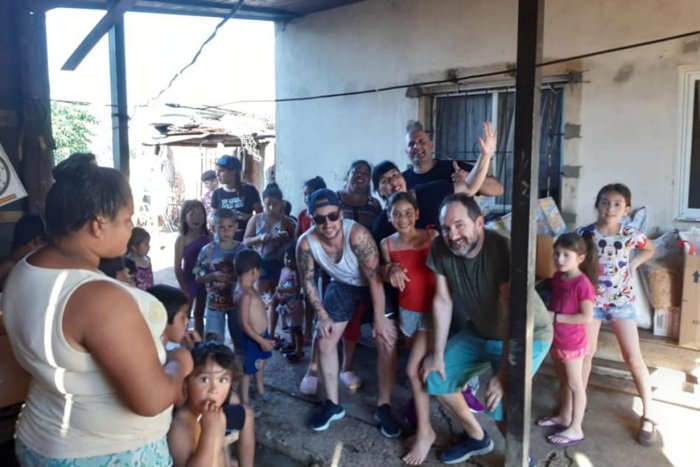 El grupo en el merendero Caritas Pintadas (Cr&eacute;dito: Facebook Amigos Solidarios Soldati)