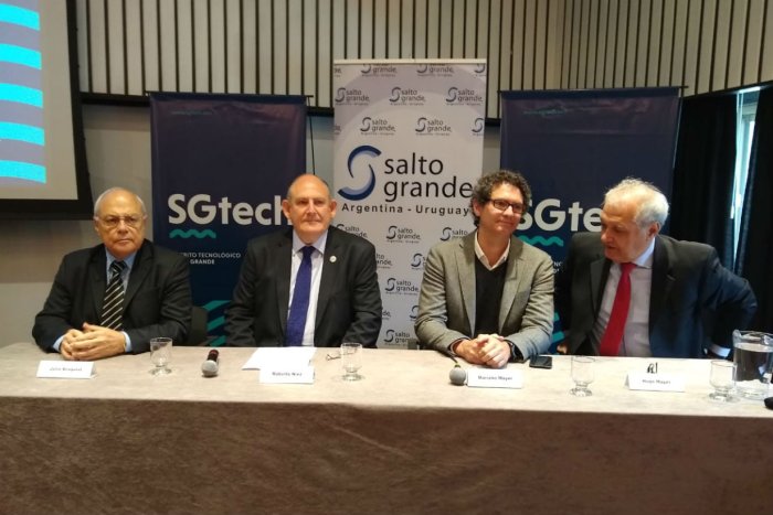 El ingeniero Julio Armando Bragulat, junto a Roberto Niez, Mariano Mayer y Hugo Mayer.