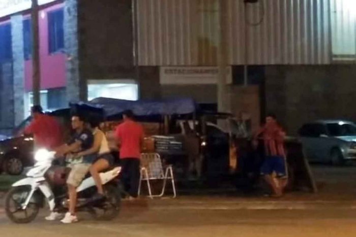 Venta ilegal en Av. Presidente Illia - La imagen publicada por el Centro de Comercio