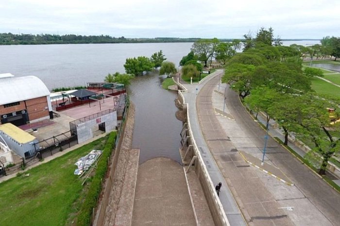 el r&iacute;o, en la calle que lleva al puerto (Cr&eacute;dito: Diario R&iacute;o Uruguay)