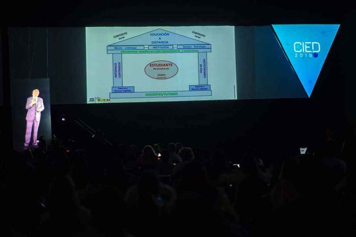 Holograma. Un experto espa&ntilde;ol hace su ponencia desde Espa&ntilde;a