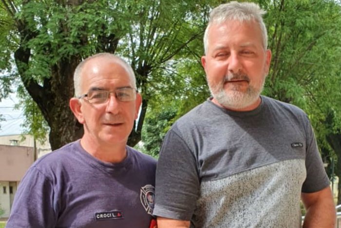 Croci, acompa&ntilde;ado por su hermano Luis, luego de su aparici&oacute;n.