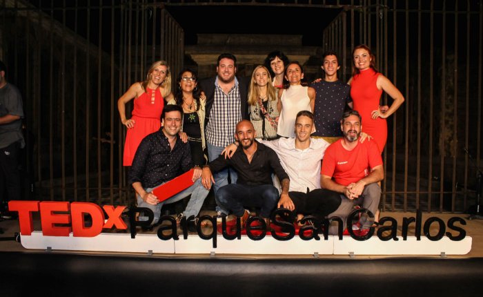 Los oradores del segundo evento TEDx de Concordia, junto a parte de la organizaci&oacute;n.