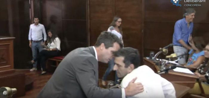 El intendente Enrique Cresto, hablando con Armanazqui en medio de la sesi&oacute;n. Al costado  (de camisa azul) el asesor contable del municipio, &Aacute;lvaro Sierra