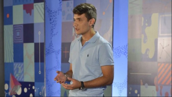 El joven oriundo de Victoria durante su charla en TED Ed Weekend en Buenos Aires.