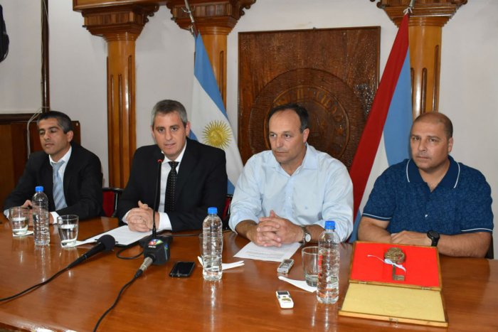 La f&oacute;rmula vecinalista Jos&eacute; Luis Walser - Ramiro Favre en el centro de la imagen, entre Pablo Trevis&aacute;n (secretario de Gobierno entrante) y Mauro Godein (concejal electo por el oficialismo).