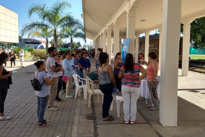 En los pasillos junto a los viejos andenes del ferrocarril ofrecen una charla sobre "La mejor compra".