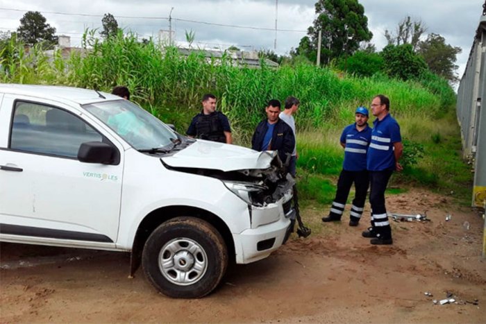 As&iacute; qued&oacute; la camioneta tras el impacto (Cr&eacute;dito: Diario El Sol)
