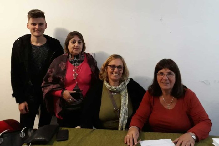Susana Lambert de Villa Elisa, al firmar el acta compromiso