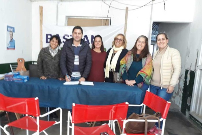 Gustavo Bastian, de San Jos&eacute;, al firmar el acta de Proatur