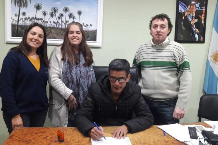Marcelo Gim&eacute;nez, de Ubajay, al firmar el compromiso de Proatur