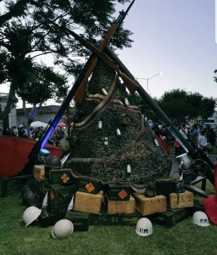 As&iacute; luci&oacute; el &aacute;rbol en la fiesta tem&aacute;tica de la comuna de Lavalleja, en Uruguay.