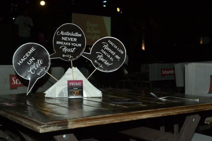 Carteles en las mesas de Hierlam, en Paran&aacute;