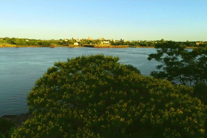 El Ibirapit&aacute; en Rocamora y el R&iacute;o Uruguay, justo frente al Puerto de Salto