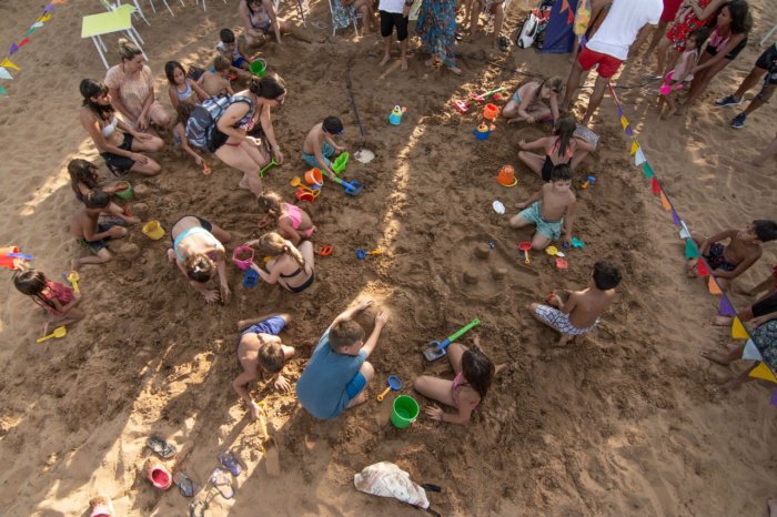 Juegos en la playa, con mucha participaci&oacute;n de los m&aacute;s peque&ntilde;os.