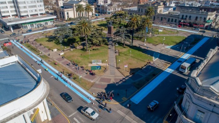 La obra alrededor de una plaza de Jun&iacute;n se pint&oacute; en 3 horas