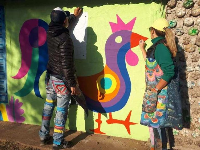 La artista Sonia Vila pint&oacute; varios murales junto a Mario Lange
