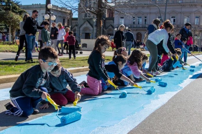 En Jun&iacute;n, chicos de distintas escuelas lo ayudaron a pintar una bandera que rode&oacute; la plaza