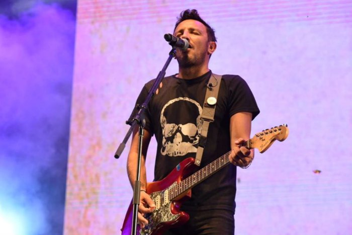 Emiliano Brancciari repas&oacute; el repertorio de NTVG en el cierre de la fiesta uruguayense.