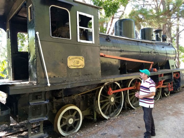 Monz&oacute;n junto a la m&aacute;quina que supieron manejar su abuelo y t&iacute;o.