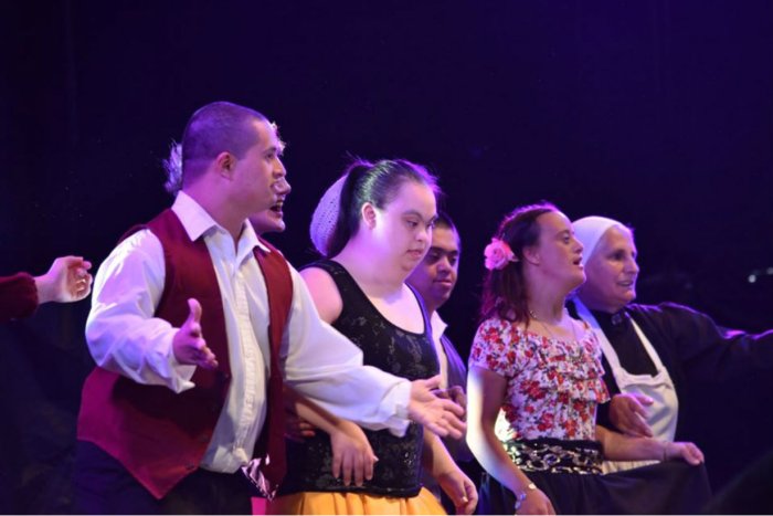 El ballet local "No me Olvides" volvi&oacute; a brillar en el escenario mayor de la Fiesta colonense.
