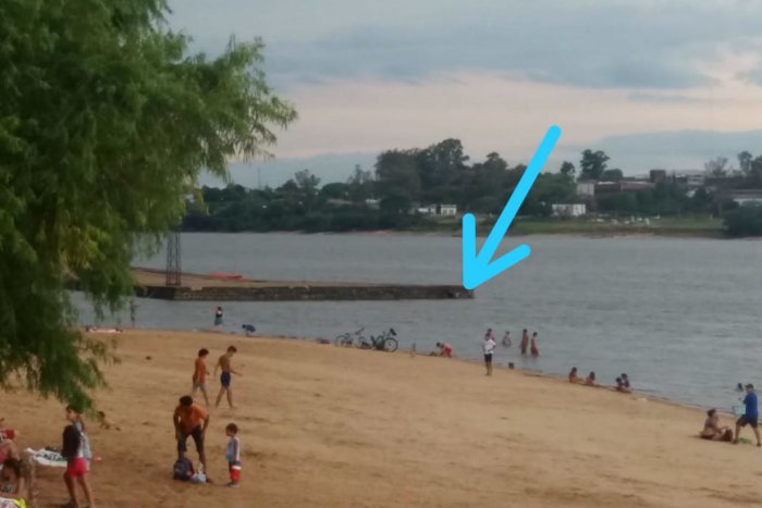 La flecha indica el lugar desde el que el rescatado se hab&iacute;a sumergido al r&iacute;o.