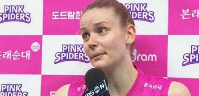 Fresco jugada en el equipo conocido como Pink Spiders de la liga coreana de v&oacute;ley femenino.