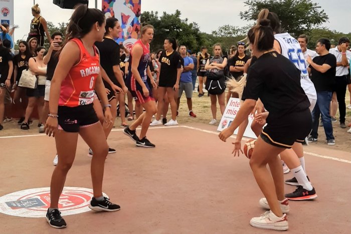 Irina estuvo presente en el lanzamiento y tambi&eacute;n particip&oacute; del 3 x 3.