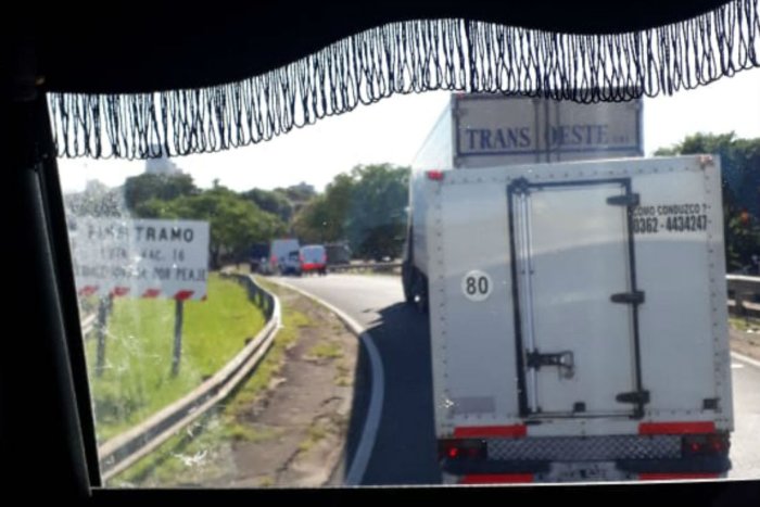 Unas 2 horas debi&oacute; esperar este camionero, hasta que le tomaron la temperatura, en el cruce de Corrientes a Resistencia.