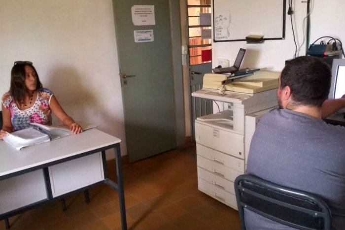 De guardia: la rectora con el referente t&eacute;cnico de la secundaria de Colonia Roca.