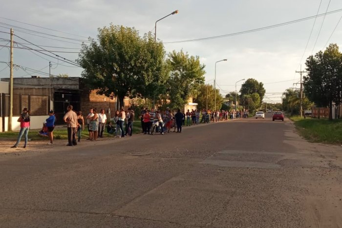 La cola en otro tramo de la misma manzana ubicada al norte de la facultades de la UNER.