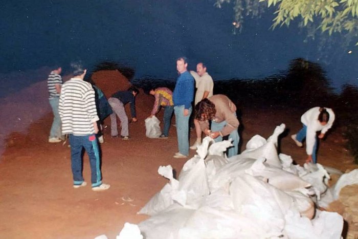 Los vecinos acomodando las bolsas con arena para frenar el avance del r&iacute;o (Cr&eacute;dito: Jos&eacute; Gonz&aacute;lez)