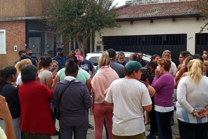 Todos juntos, afuera de la Unidad Penal.