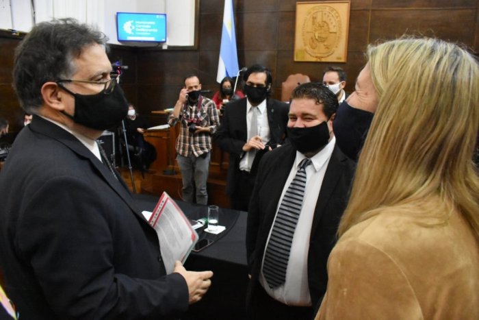 Francolini dialogando con algunos concejales, en el recinto del HCD de Concordia.
