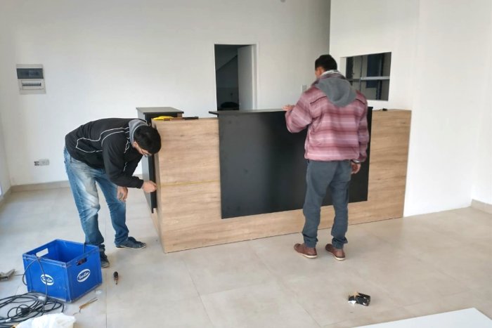 Manos a la obra: as&iacute; montaron el local comercial en Las Heras y San Luis.