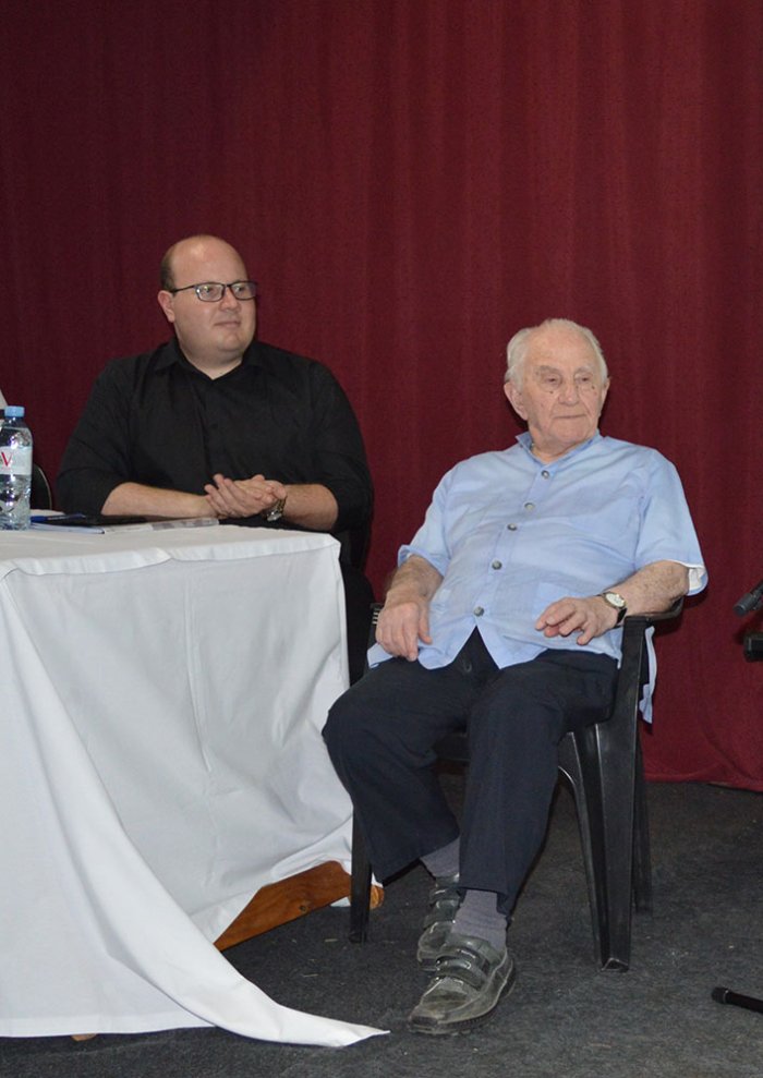 El profesor Alejandro Gonz&aacute;lez Pav&oacute;n y el Presb&iacute;tero Juan Esteban Rougier