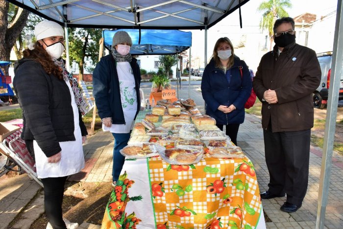 El intendente con la funcionaria Nicolini estuvo en la feria de plaza "Espa&ntilde;a", la semana pasada.