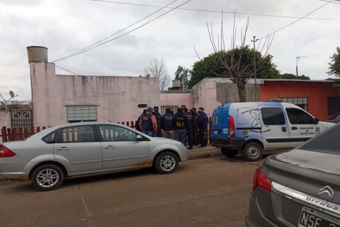Desde el lugar del allanamiento, una de las primeras im&aacute;genes que pudo conseguir una cronista de <b>El Entre R&iacute;os.</b>