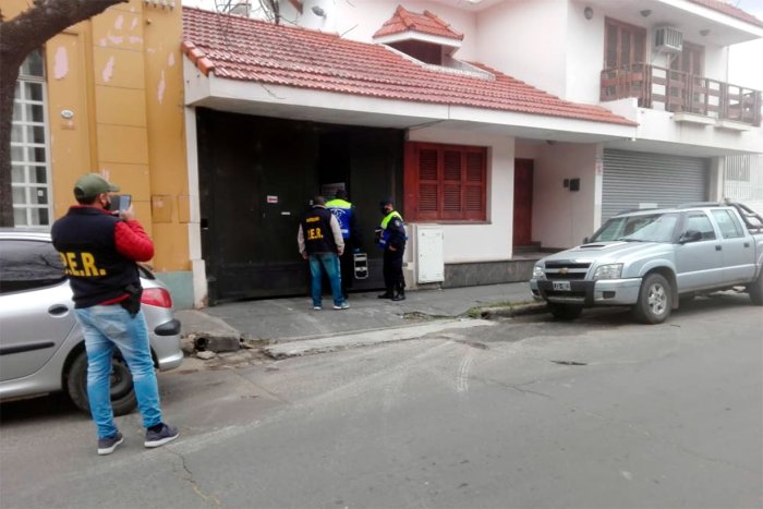 Otro procedimiento, en el ingreso a la f&aacute;brica de panificaci&oacute;n, vecina a la casa de la docente asesinada