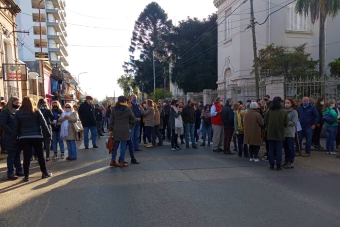 Frente a la escuela de Comercio N&ordm;1 se concentraron familiares, amigos, ex alumnos y colegas.