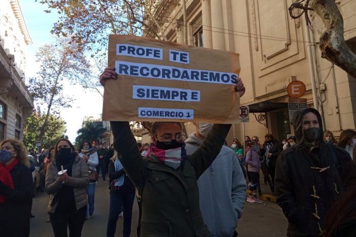 Ex alumnos tambi&eacute;n dijeron presente en la marcha por el asesinato de la profesora.