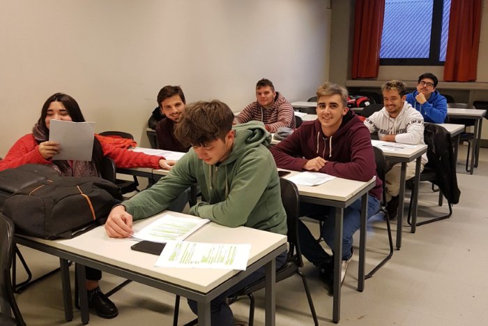 Alumnos entrerrianos de la UCA en la sede de Paran&aacute;.