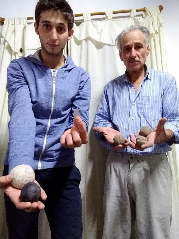 Agust&iacute;n y Adolfo De Zan, con algunas de las armas que preservan y que hallaron al azar