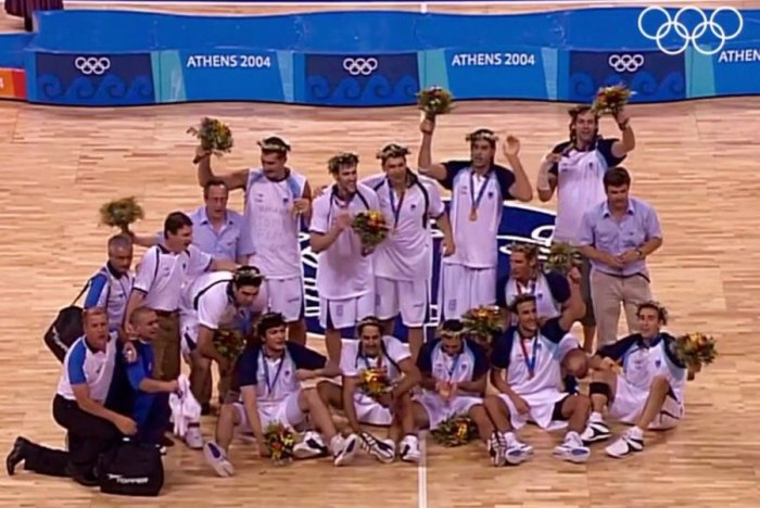 Oro ol&iacute;mpico como asistente de Rub&eacute;n Magnano en Atenas 2004. En la foto, delante de Fabricio Oberto.