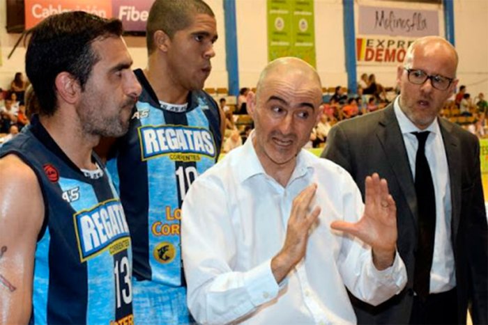 Piccato, dirigiendo a Regatas Corrientes