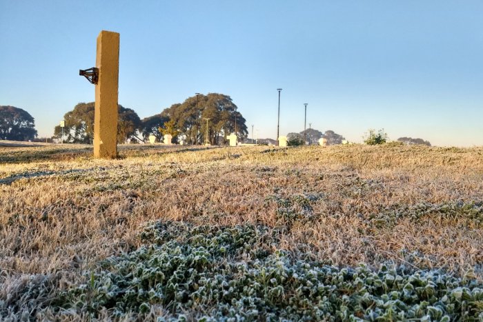 Una delgada capa de hielo cubri&oacute; todo el verde de la costanera concordiense (foto: EER)