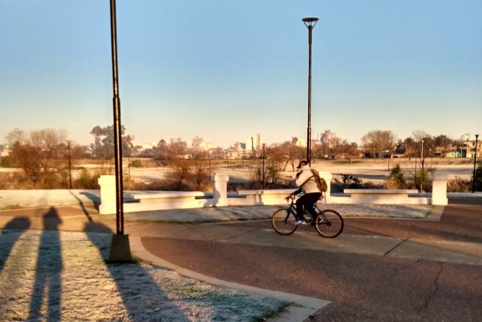 El solitario ciclista y la sombra del fot&oacute;grafo, en otro lugar rodeado de hielo (foto: EER)