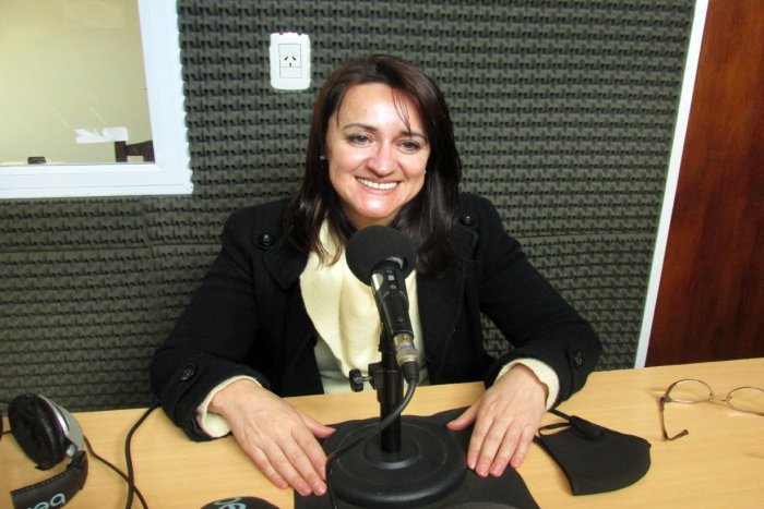 Romina Quiroz en el estudio de Radio 12, la emisora de <b>El Entre R&iacute;os</b> en Col&oacute;n.