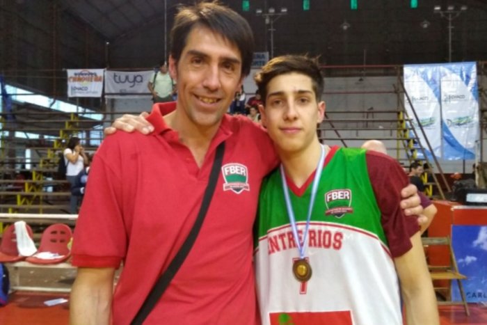 Mateo con su pap&aacute;, el legendario Gabriel.