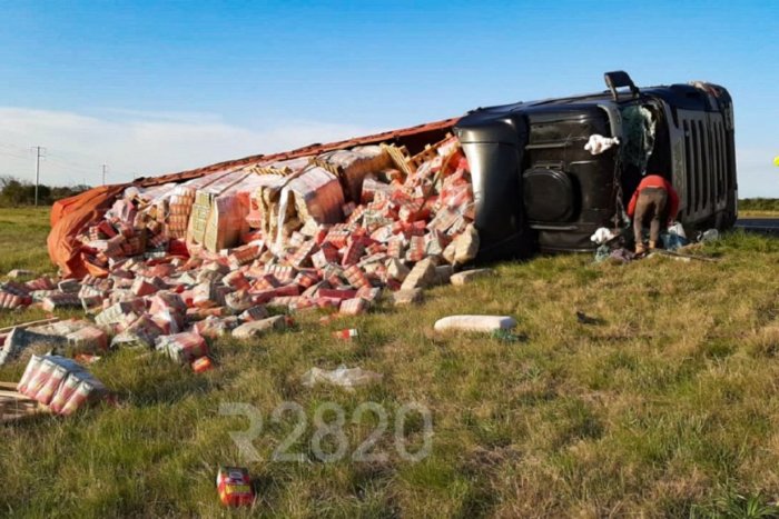 As&iacute; volc&oacute; la carga el cami&oacute;n que hab&iacute;a partido desde Andresito, Misiones (foto: Reporte 2820)